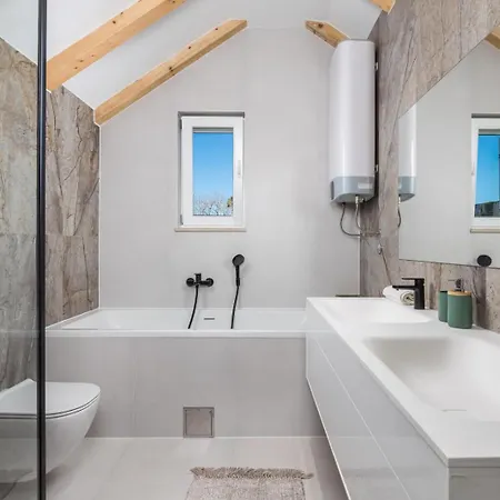 Luxury With Jacuzzi On Brac